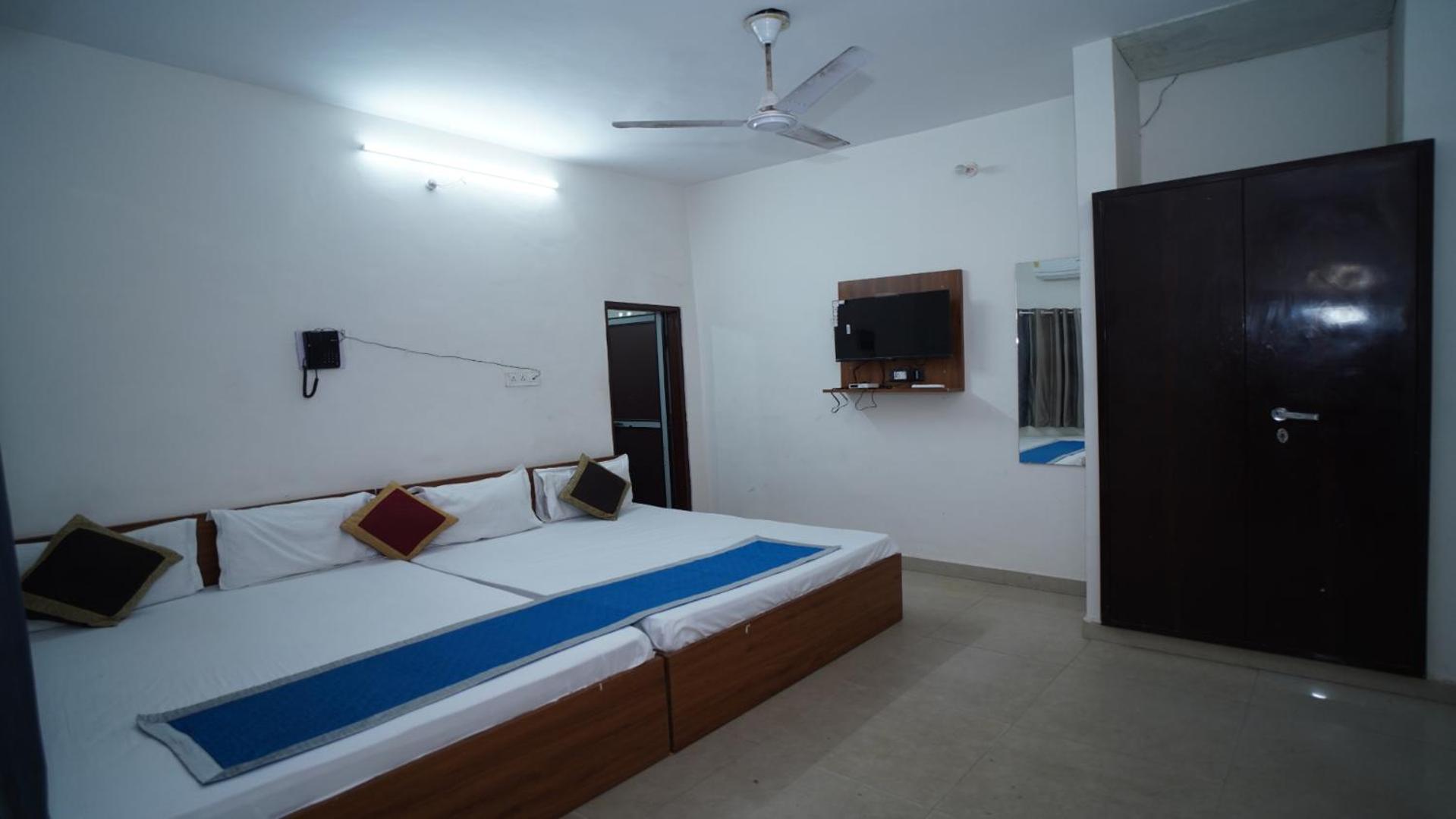 Hotel Apoorv - Near Jaipur Railway Station Room photo